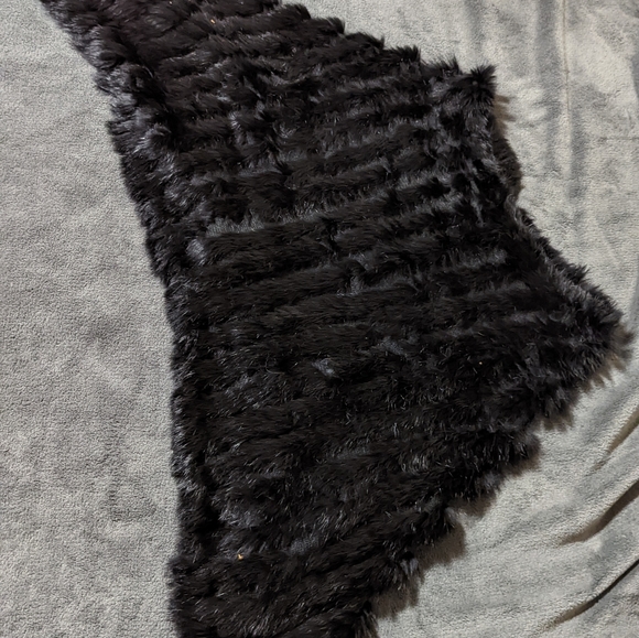 Faux Fur Shawl - Picture 2 of 3